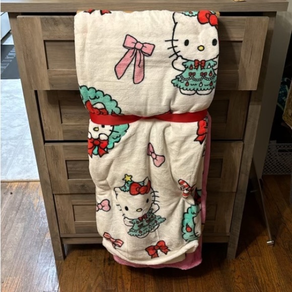 *CLEARANCE**NWT 2 HELLO KITTY GINGERBREAD MAN & WHITE WREATH CHRISTMAS THROWS - Picture 1 of 12